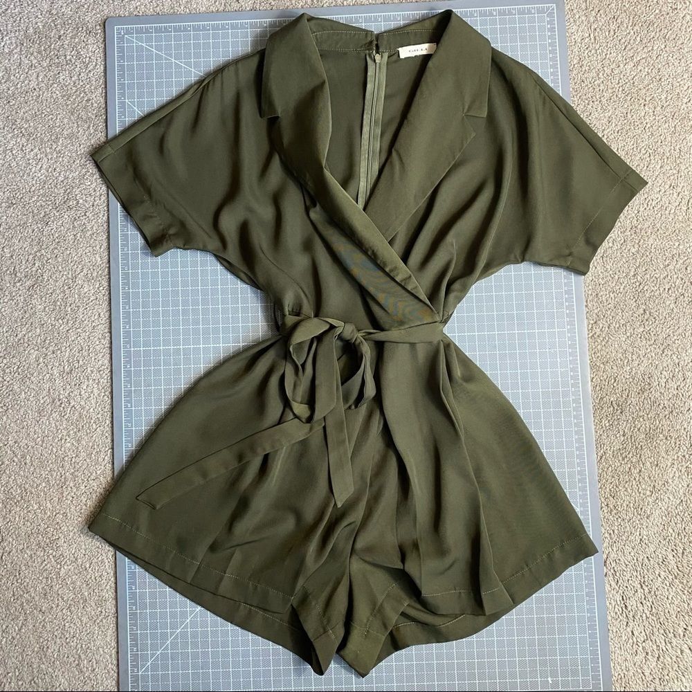 NWOT Gilli Shorts Romper Green